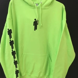 Billie eilish hoodie - Billie eilish Hoodie storlek xs/s. Passar bra i storleken. Använd fåtal gånger, fint skick bara en liten fläck som knappast märks vid halsen typ.