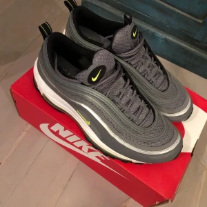 Nike air max 97 (smoke grey) - Knappt använda och väldigt bra skick förutom lite avskavd färg på vänstra sko (se bild). Ordinarie pris 2000kr. 