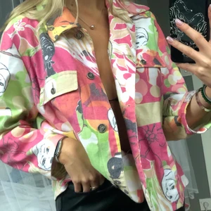 Jacka i färger o mönster - Säljer denna fina, lite tunnare jackan i olika färger och mönster. Köpare står för frakt💚