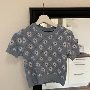 Kortärmad stickad tröja - Helt ny jättefin tröja med lappen kvar från pull&bear. Stl S💞