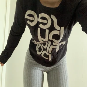 SEE BY CHLOÉ PARIS TRÖJA - INTRESSEKOLL på min superfina See by Chloé tröja som inte längre finns att köpa! Har en likadan vit med svart text. Osäker på vad som menas med storlekarna med sitter så fint på mig som har xs/s i regel. Säljer endast vid bra bud 💕