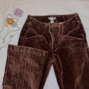 snygga lågmidjade y2k byxor 🖤 - säljer dessa snygga bruna byxor från h&m för att dom ej passar! inköpta från hm på 2000-talet, och var min mammas gamla. är i fint skick förutom (se bild 3) att en av rämmarna har gått av. 🪅 ||| storlek 34 men dom är små och tighta runt låren och rumpan. |||  mått kan ges 🖤 på mig som är 165 så går dom ner till ovanför foten, så om du är kortare än mig kommer dom sitta snyggt! 😇