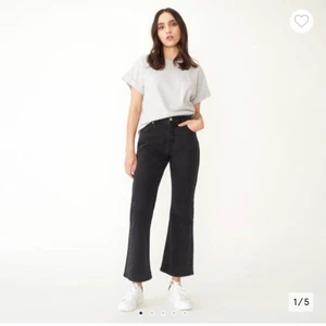 Carin Wester jeans  - Har varit riktiga favoriter, har ett par i blå och ett par i svart, fint skick trots använda, nypris 499 kr säljer nu 100 kr styck