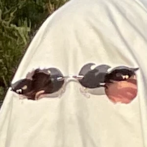 Coola solglasögon  - Solglasögon med eldflammor form, köpta från shein och dem är välldigt bra kvalite, säljer dem för ja inte har användning för dem. Passar nog alla skulle jag säga, säljes för 35kr och ska dem skickas står man för frakt som är ca 24 kr tror jag:).   Tar Swish