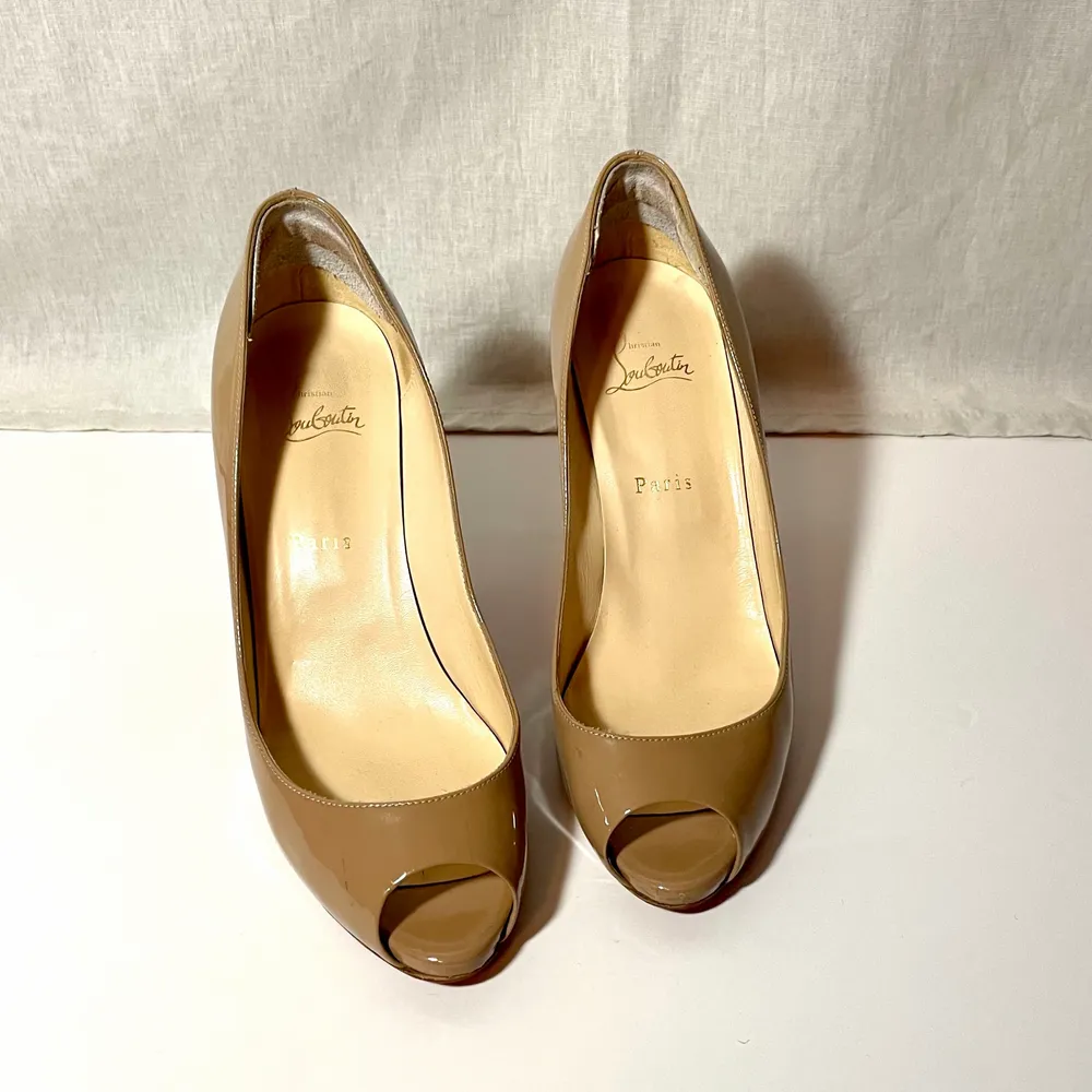 Modell: LADY PEEP PATENT LEATHER HEELS - BEIGE strl 40. Klack: 10 cm.                                       Säljer dessa vackra äkta Louboutin då de tyvärr inte kommer till användning hos mig. Fint skick. Köpte dem av en kvinna som använt dem ett par gånger. Ovanligt välbehållna, skor i detta skick brukar återförsäljas för ca 2400kr. . Skor.