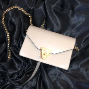 Allt ska bort! Pris går diskutera! - Väska, pris går att diskutera 