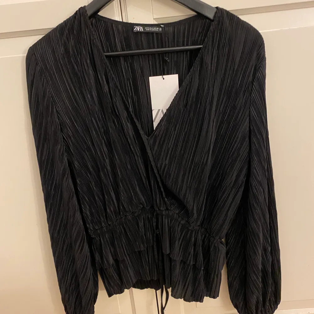 En jätte fin svart volang zara tröja som aldrig är använd! Lapp finns kvar ! Köpte den i new york för cirka 2 veckor sedan köptes för 35$ alltså 300kr typ!!❤️❤️ . Toppar.