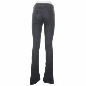 Filippa K jeans - Säljer dessa ursnygga jeans i en grå/svart färg! Dem är lågmidjade/midwaist och är i en längre modell. Nyskick! Säljer för att dom var något små för mig vid låren. Säljer för 200kr+frakt, storleken är 27/34 (obs säljer likadana i mörkblå!!!)