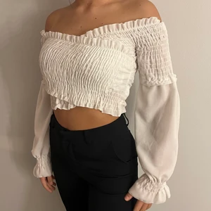 Topp - Jätte fin blus ifrån missguided🤍 I jätte fint skick då jag ändast använde den en gång på ett dop. Skriv för ytterligare frågor eller mer bilder!