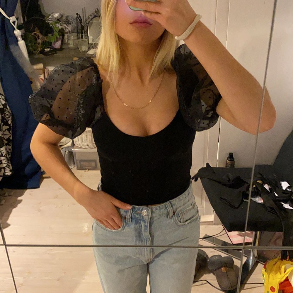 Svart croptop blus med svarta puff armar med små svarta prickar på. Storlek XS använd en gång . Toppar.