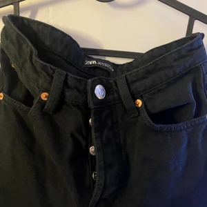 Zara jeans - Säljer dessa svarta mid rise jeans från zara, aldrig använda. Men har för många svarta jeans 