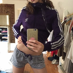 Lila Addidas  - En lila addidas tröja, den är skön och sitter fint på! Fint skick. 