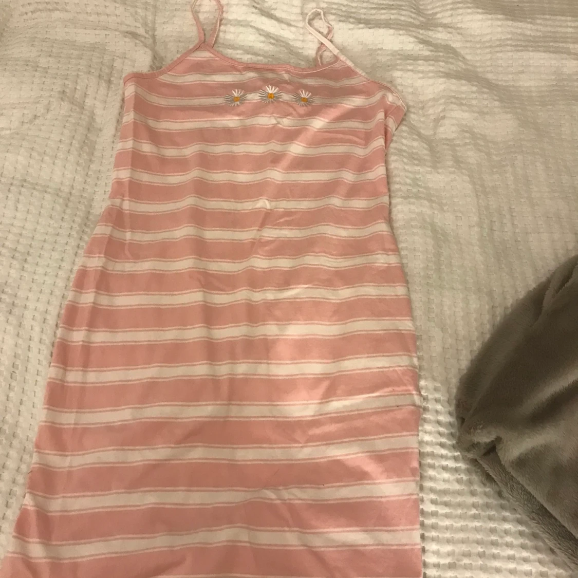 Rosa randig/blommig klänning 