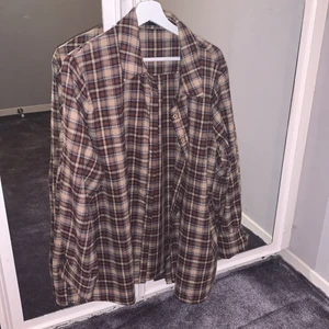 Overshirt - Brun overshirt från Prettylittlethings, den är i onesize.