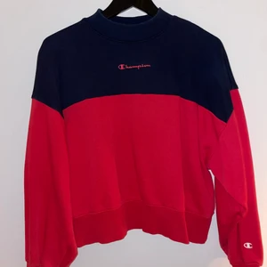 Champion sweatshirt - Röd och mörk blå Champion Sweatshirt, storlek S, sällan använd och bra skicka 