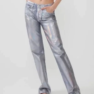 Populära silver jeans  - Säljer nu dessa skitpopulära byxorna från zara, de är slutsålda och går inte längre att få tag på! De är bara använda två gånger och därför i superbra skick. Storlek 36 men skulle passa en 34 eller 38 också! Jag är 173 är lite långa på mig