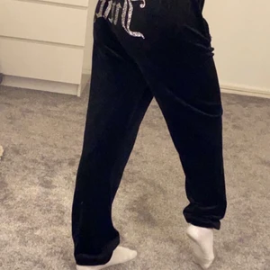 Juicy byxor - Helt oanvända juciy byxor, säljer dem endast för dem är för stora, säljs för 700kr💜