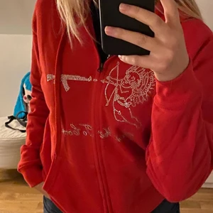 Röd kofta - !INTRESSEKOLL! Säljer den här slutsålda röda koftan med rhine stones i storlek S. Alla diamanter/stenar sitter kvar. Ny pris är 599kr+tull och den är slutsåld. (Lånade bilder) SÄNKER EJ PRISET!