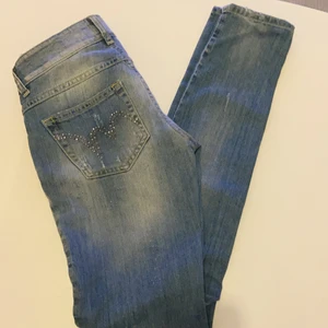 Met jeans i stl.27 - Nästintill nya! Använda vid 1 tillfälle. Nypris:1500 kr.         Jeansen är lågmidjade.