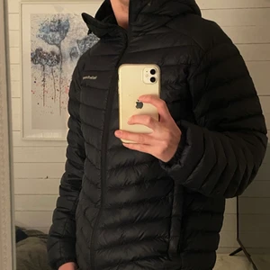 Peak Performance jacka - Säljer min Peak Performance jacka, köpt 2000kr för ca 1,5 år sedan. Sälja pga sugen på något nytt. Storleken är L men sitter som M på mig som är 179cm. Skriv ifall du vill ha fler bilder eller har några frågor!