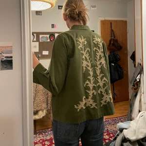 Grön jacka med mönster på ryggen - Militärgrön jacka från Zara! Bra skick💕