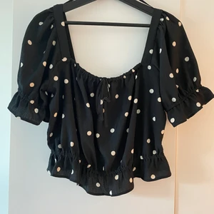 Prickig top - Köpt på H&M i somras, söt top och skön! Använd 1 gång 🖤