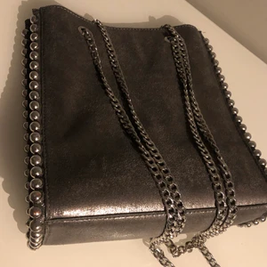 Väska - säljer denna väska pågrund av ingen användning! fett snygg men har en liknande, skulle vara bra om jag fick sålt den, pris kan diskuteras men pris+ frakt. skriv om ni vill ha mer bilder osv❤️