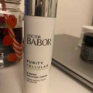 Babor blemish reducing cream  - 24-timmars kräm för intensiv behandling av acnebenägen hud. Motverkar och  reducerar blemmor.  Använd ett fåtal gånger men väljer nu att sälja den då jag använder andra hudvårdsprodukter. Nypris 835kr 