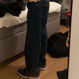 Blåa byxor - Säljer en av mina favorit byxor pga får små. Skicket är jätte bra nästan som ny. Frakt ink✌️ original pris 600kr 