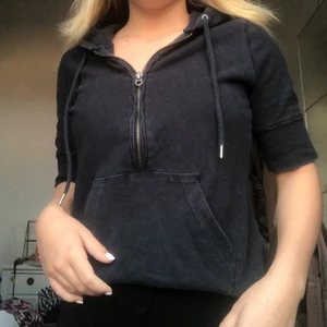 Kortärmad tjocktröja  - Säljer denna tröja då den inte kommer till användning längre! Den ser väldigt svart ut på bilderna men är snarare en väldigt mörk blå färg💓