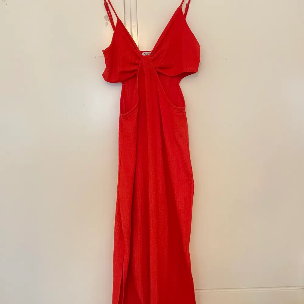 Röd klänning med öppna sidor från bershka använd endast 1 gång.. Klänningar.