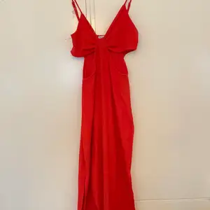 Röd klänning med öppna sidor från bershka använd endast 1 gång.