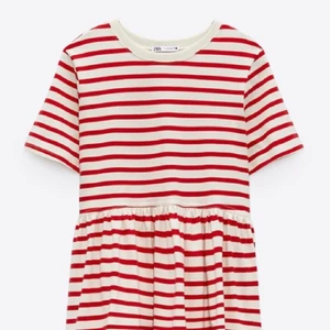 Volang t-shirt  - Säljer min volang t-shirt från zara då den inte riktigt kommer till användning. Köpt för 169kr❤️Köp direkt för 100kr