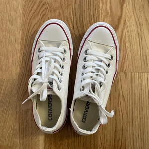 Consverse - Hejsan nu är det dags för att sälja mina vita Converse eftersom dom få inte på mig längre. Den är i stolek 37 som är 200 och fraktkostnad är 66kr för spårbar. Pm vid intresse 🚩
