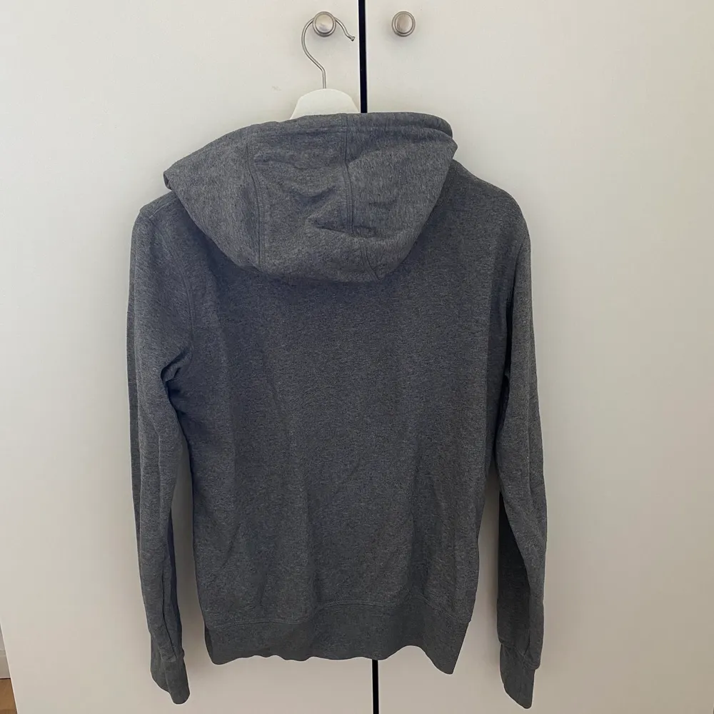 Grå hoodie med en dragkedja, storlek 38, bra kvalitet och har bara används några gånger. Säljer till första som skriver. ( skriv om ni vill ha fler bilder). (50kr + frakt) . Hoodies.