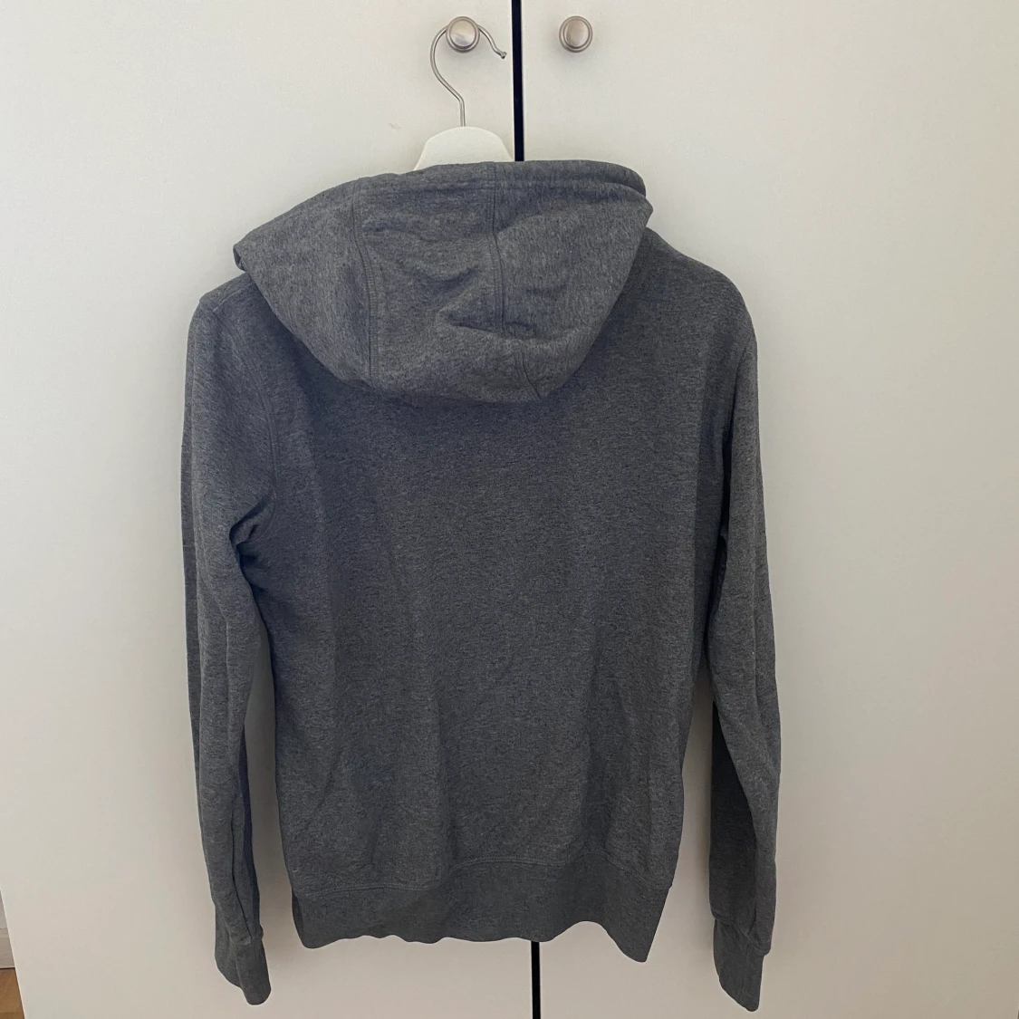 Grå hoodie med dragkedja  - 90