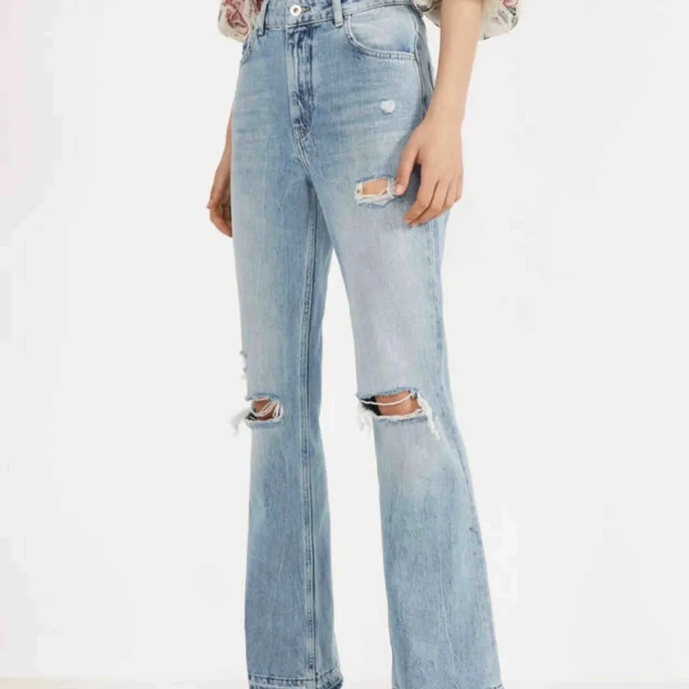Så snygga jeans från Bershka!! Lite slitna nedtill men bara snyggt! Skriv för fler bilder. Jeans & Byxor.