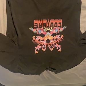 Versace tshirt - Nypris 1800 säljer den för 1200 använd en gång helt ny skick. 