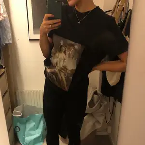 Hej säljer denna snygga tshirt i oversize med snyggt tryck på. Den är från NA-KD i strl S. Säljer för 65kr + frakt skriv privat vid intresse❤️