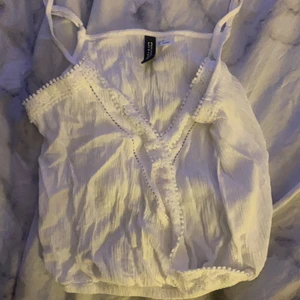 H&m topp. - Vit spets topp (kort) 34/xs. Kan såklart mötas upp men om den ska skickas står köparen för frakten 