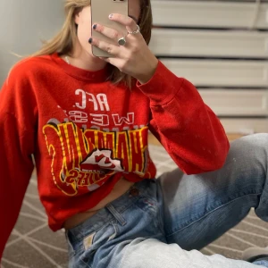 Vintage sweatshirt❤️‍🔥 - Vintage sweatshirt köpt second hand❤️‍🔥❤️‍🔥 finns ett litet hål på höger arm, en liten gul fläck på ryggen. Fanns när jag köpte den och inget alls som märks! 