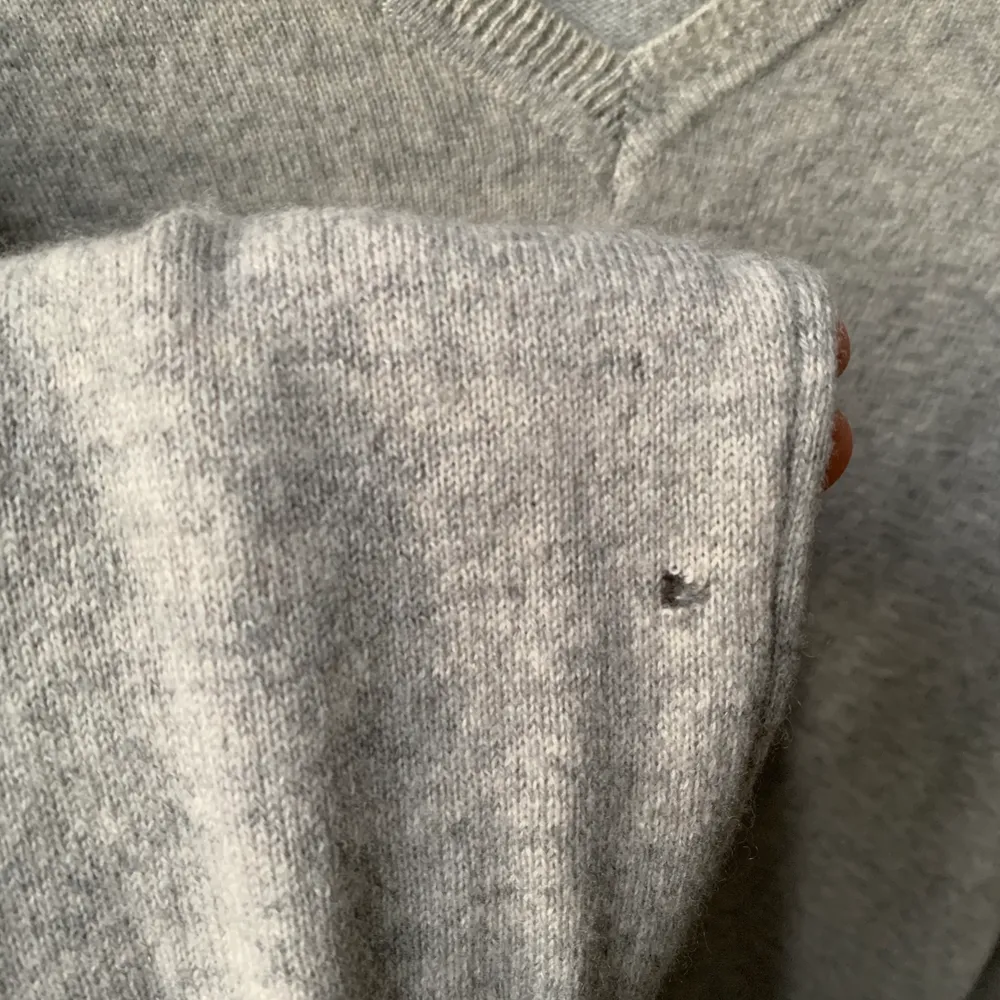 Jättehärlig 100% cashmere tröja från Massimo Dutti. Har en liten reva vid armen som lätt borde gå att sy ihop om man har de kunskaperna:) Utöver det är tröjan felfri☺️ Frakt tillkommer💞. Stickat.