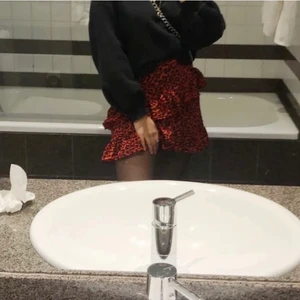 Leopard kjol - Super din kjol från zara, säljer då jag köpte den men den var för liten. Den är i storlek 34 men jag skulle säga att den är i 32 unjefär❤️