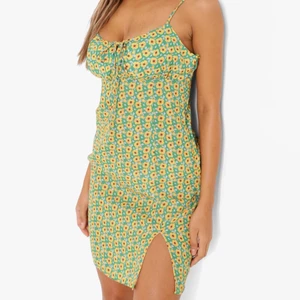 Klänning blommig storlek 38 - Fin sommar klänning från boohoo. Färg: grön gul brun vit