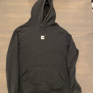 North face hoodie - En väldigt snygg tröja från North face som säljs för att den inte längre passar mig. Den är i perfekt skick. Det är en storlek S