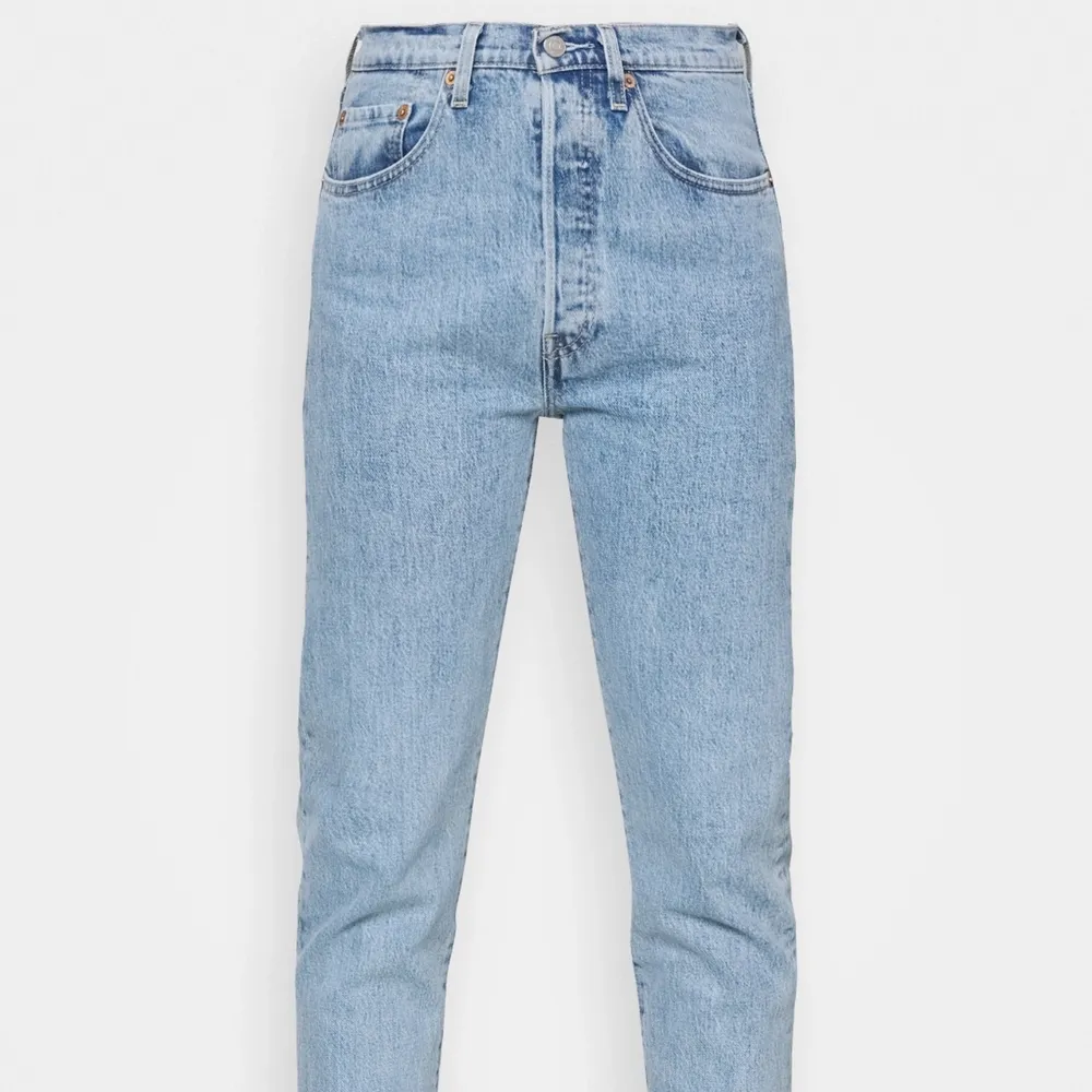 Sprillans nya Levis säljes pga fel storlek 🥵 lapparna kvar! Modellen heter 501 crop tango surge 🦄. Jeans & Byxor.