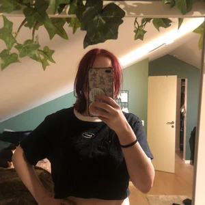 Nike magtröja  - Svart magtröja med vita detaljer från Nike. Säljer för jag inte använder den.