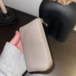 Korthållare från vila🌸 - Korthållare inklusive nyckelhållare från märket vila. Superfin och smidig att få med sig påde kort och nycklar i 