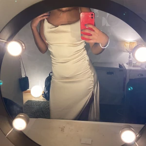 Silkes klänning  -  Silkesklänning från shein som aldrig använd i en fin beige färg 