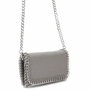 Stella McCartney liknande väska - Säljer min Stella McCartney liknande väska från Tiamo. Använd jättefå gånger och den är som ny! Kontakta vid frågor. Buda💕 köpt direkt för 250.